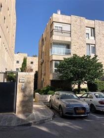 شقة واسعة ومشرقة وهادئة، مساحتها 114 متر مربع، في القدس