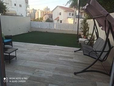 Renovated, Spacious, bright and quiet cottage, 240 Sqm, in Ashkelon