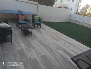 Renoveret, rummeligt, lyst og roligt sommerhus, 240 kvm, i Ashkelon