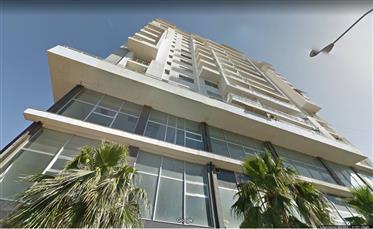 Myytävänä kaunis uusi residenssi merinäköalalla Sarandan suurimmassa rakennuksessa!