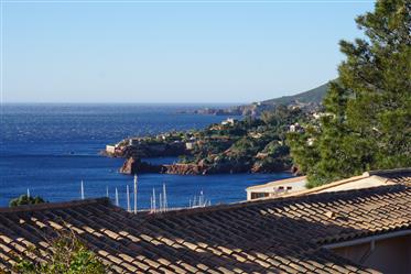 Rolig beliggende rekkehus med stor skjermet terrasse og fantastisk utsikt over havet og 
