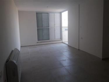 Vakker og lys leilighet, røverkjøp, 120 Kvm, i Ra'anana