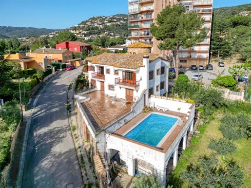 Freistehendes Haus zum Verkauf in Calonge mit Panoramablick und großzügigen Grünflächen