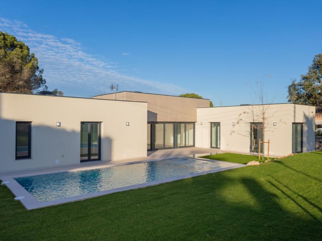 High-End New-Build Villa With Garden, Pool And Sustainable Systems