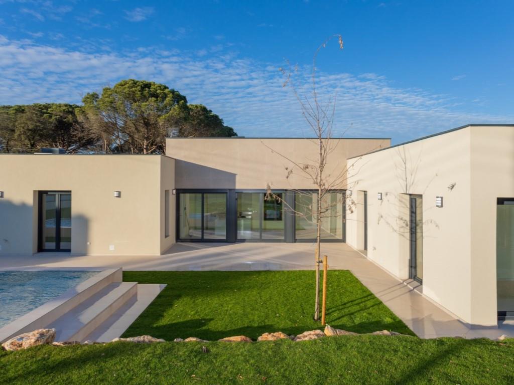High-End New-Build Villa With Garden, Pool And Sustainable Systems