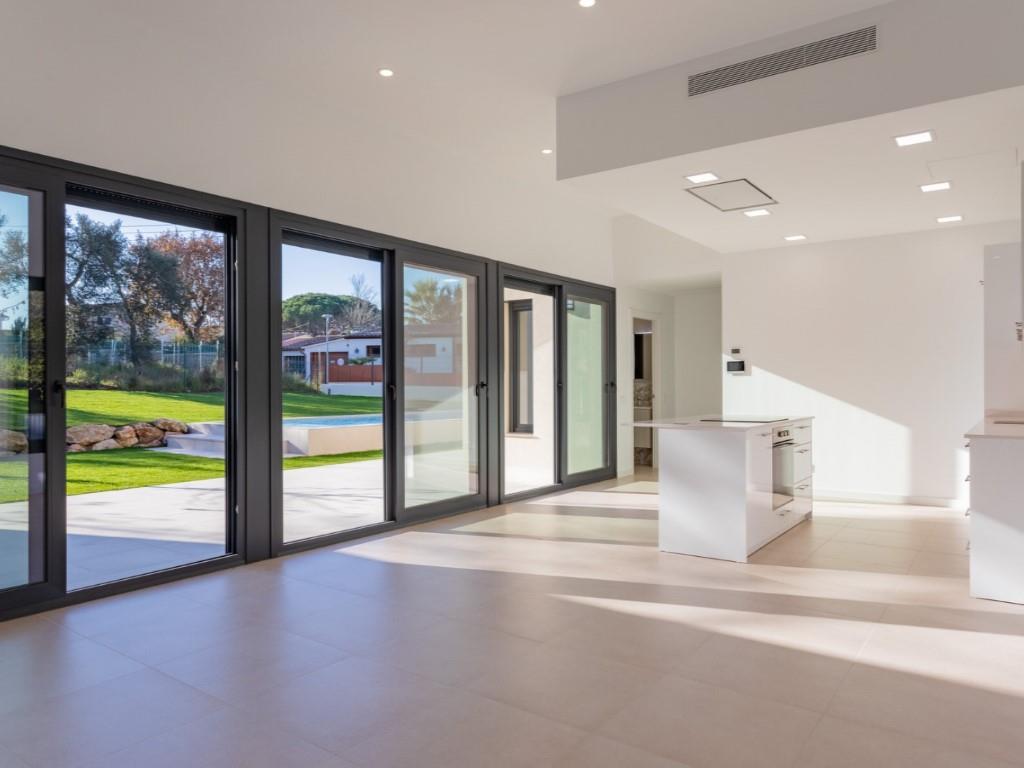High-End New-Build Villa With Garden, Pool And Sustainable Systems