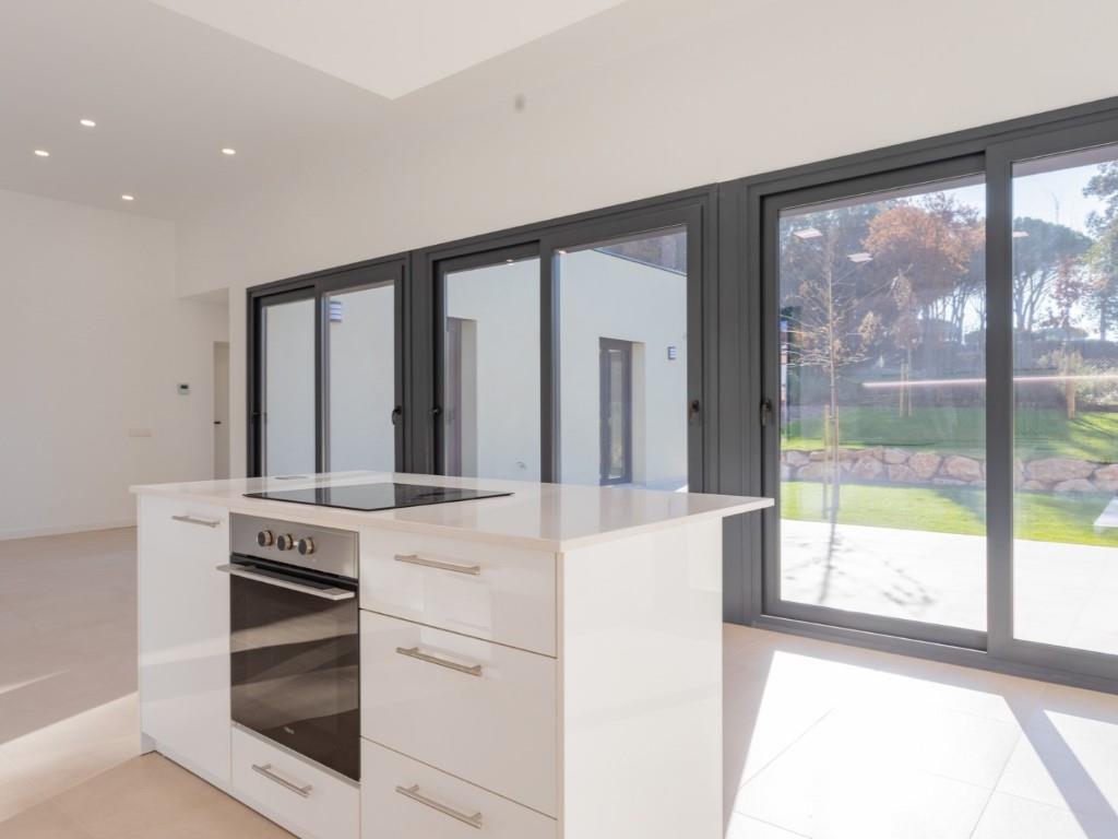 High-End New-Build Villa With Garden, Pool And Sustainable Systems