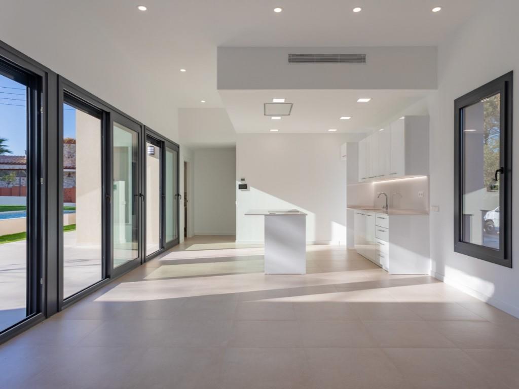 High-End New-Build Villa With Garden, Pool And Sustainable Systems