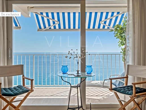 Vistas Al Mar Espectaculares: Apartamento Completamente Renovado En Primera Línea