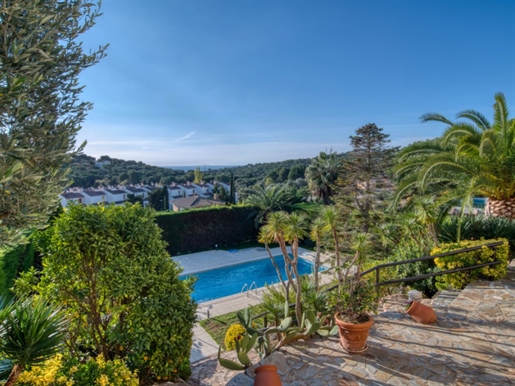 Fabulous Villa With Panoramic Views To The Sea