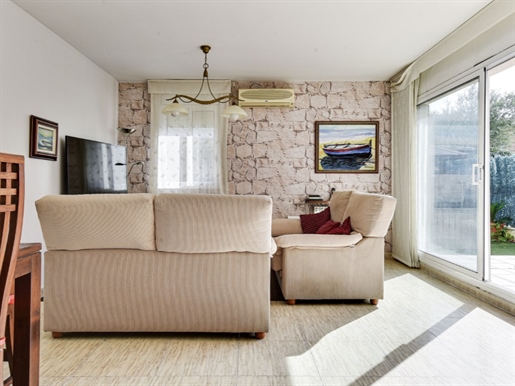 Confortable Casa Adosada En Zona Residencial Urbana Tranquila