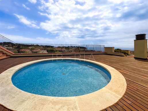 Ruim appartement in het centrum van S'Agaró met zwembaden en parkeergelegenheid