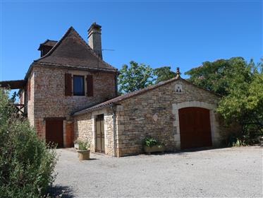 Charmant oud stenen huis met aangebouwde garage en tuin van 1720 m²
