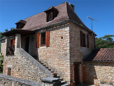 Charmant oud stenen huis met aangebouwde garage en tuin van 1720 m²
