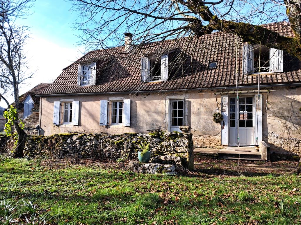 Charming stone farmhouse with attached barn on a plot of 5035 m²