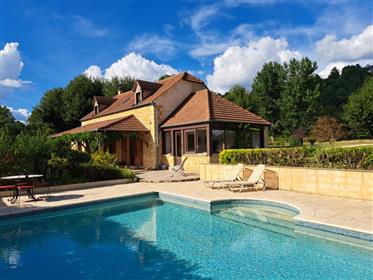 Prachtig huis van ongeveer 180 m² woonoppervlak met prachtig overdekt terras, veranda, zwembad en t