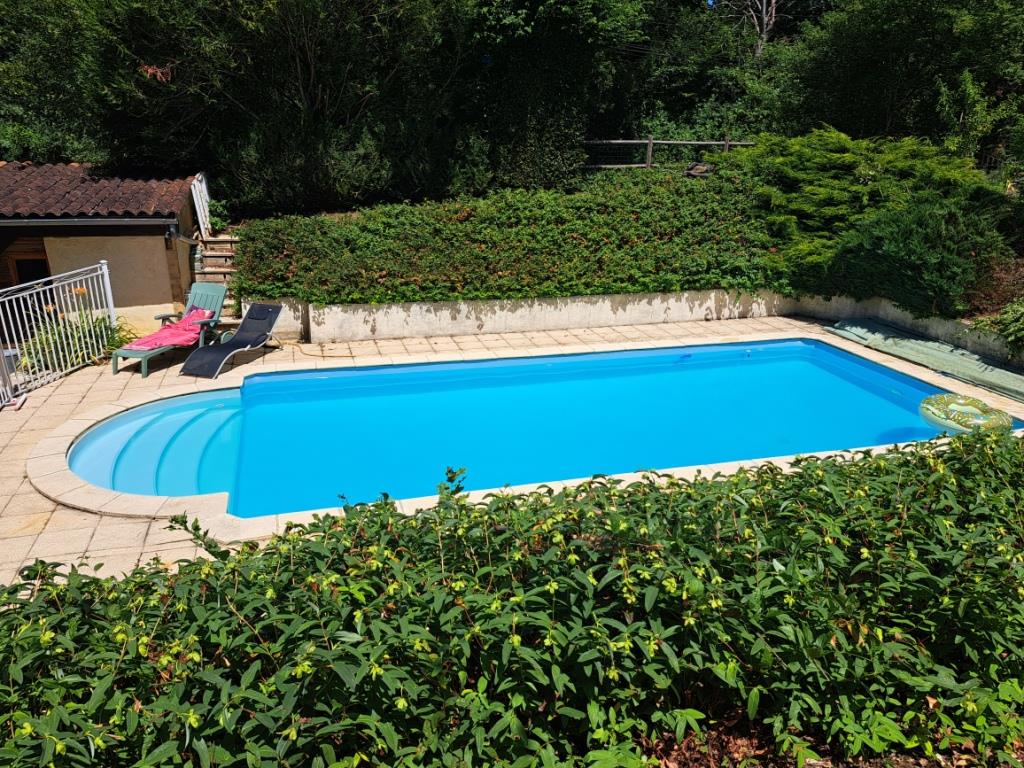 Charmigt stenhus med pool