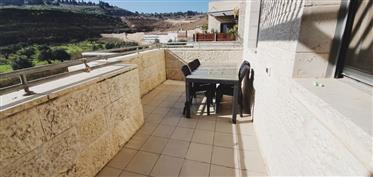 Яркая, солнечная и просторная квартира, 119Sqm, в Иерусалиме
