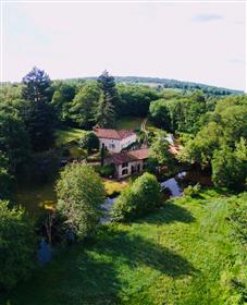 Sjelden eiendom i et eksepsjonelt naturmiljø i Dordogne, Frankrike