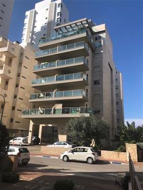 Geräumige Wohnung in der besten Stelle in Netanya