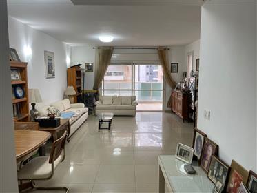 Rymlig lägenhet på bästa plats i Netanya