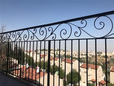 Apartamento renovado de 4 quartos, 115Sqm, em Jerusalém