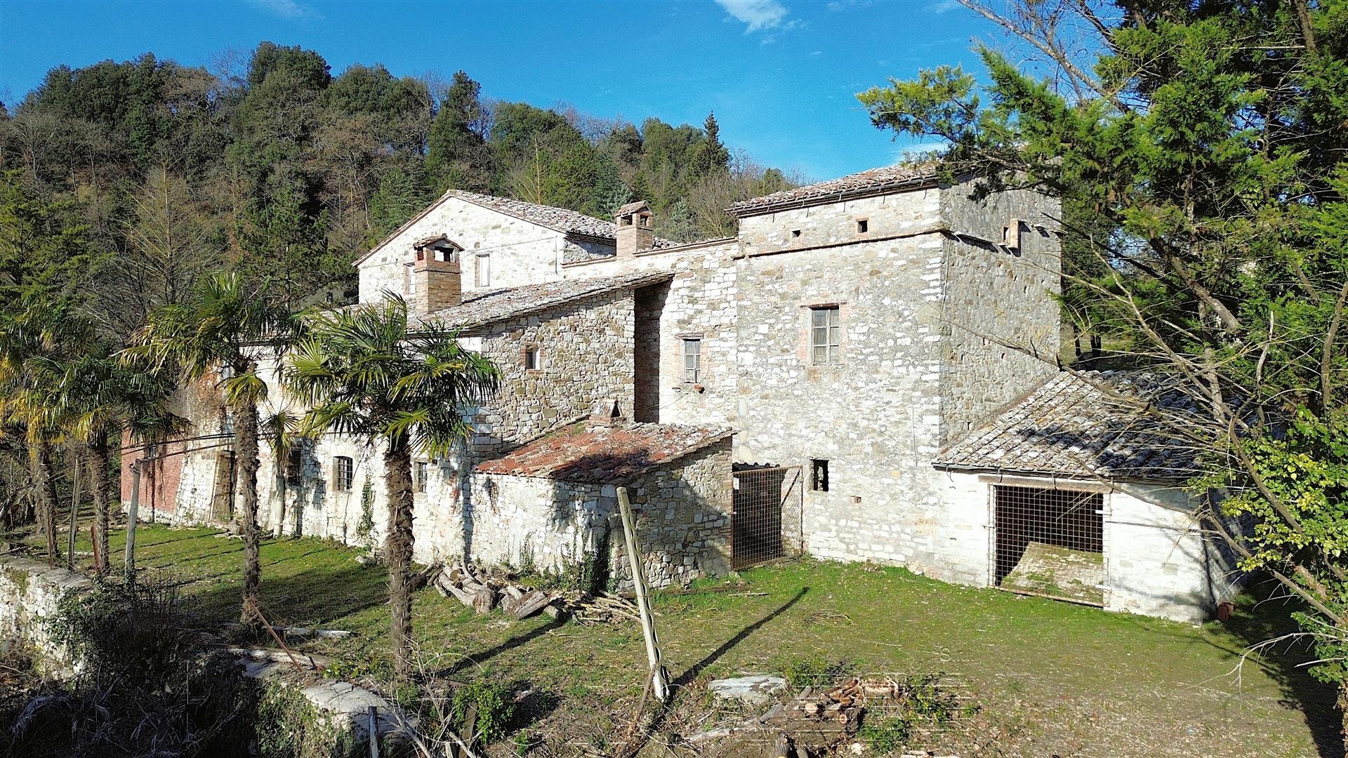 Perugia. Ancien domaine avec dépendances et terrain