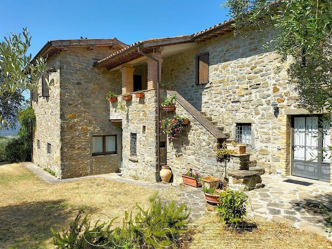 Umbertide. Gård bestående af 6 lejligheder i et panoramaområde