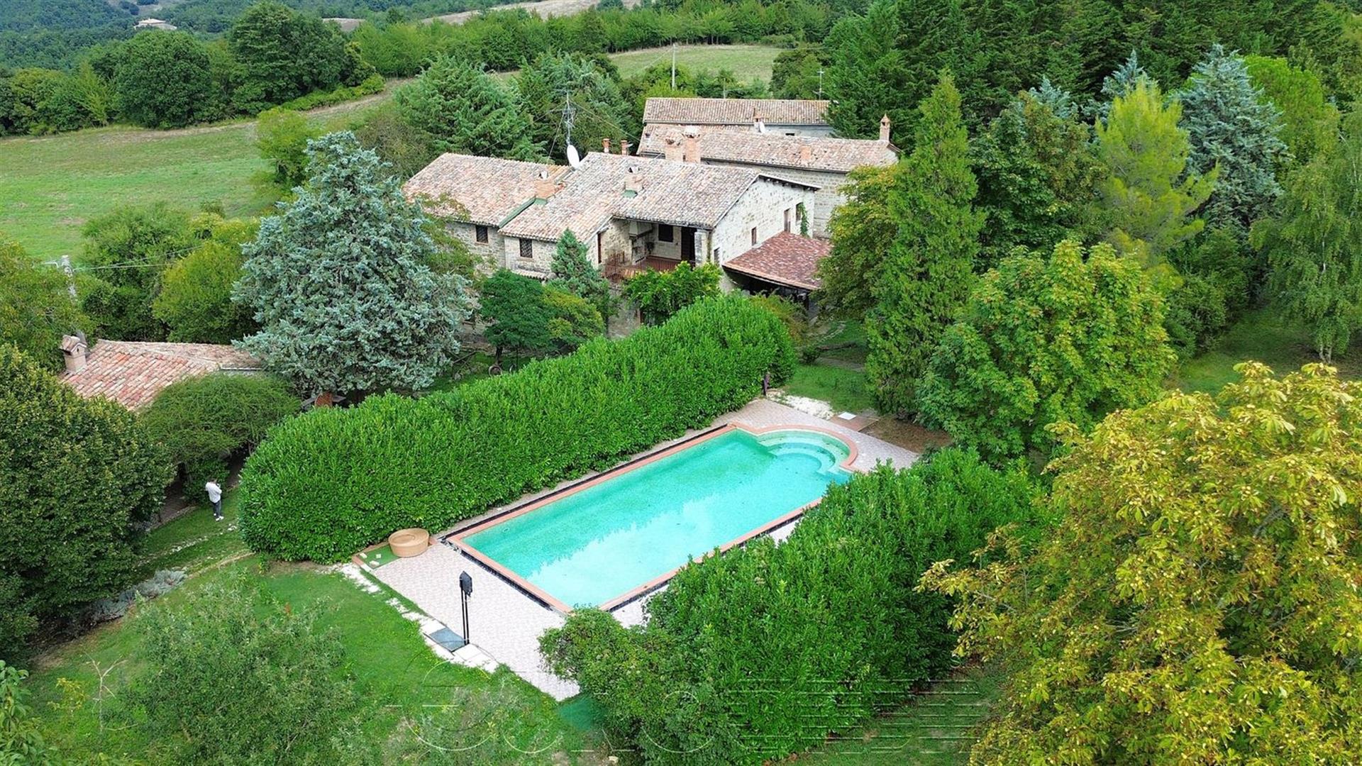 Gubbio. Rymlig gård med pool