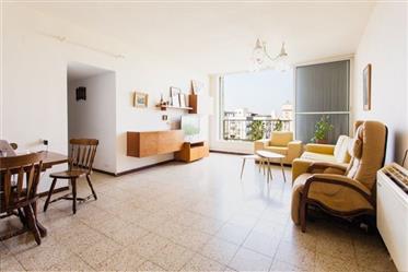 Ruim 4-kamer appartement,108 M², zonnig en licht, in Hod Hasharon