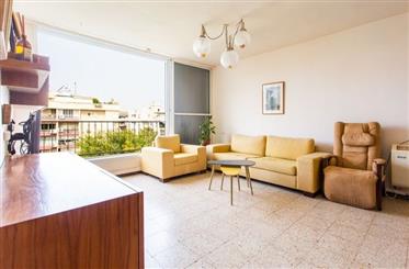 Prostrani 4-sobni apartman,108 M2, sunčan i svijetao, u Hod Hasharonu