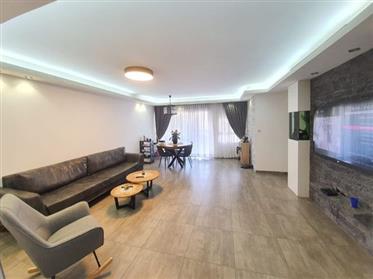 Renoveret lejlighed, 4 værelser 139SQM, med smuk åben udsigt, i Ashdod