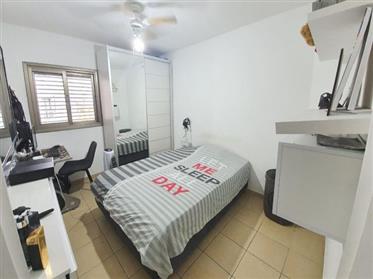 Renoveret lejlighed, 4 værelser 139SQM, med smuk åben udsigt, i Ashdod