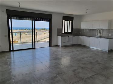 Καταπληκτικό νέο διαμέρισμα, 5 δωμάτια, 120Τμ με θέα στη θάλασσα, στη Ναχαρίγια