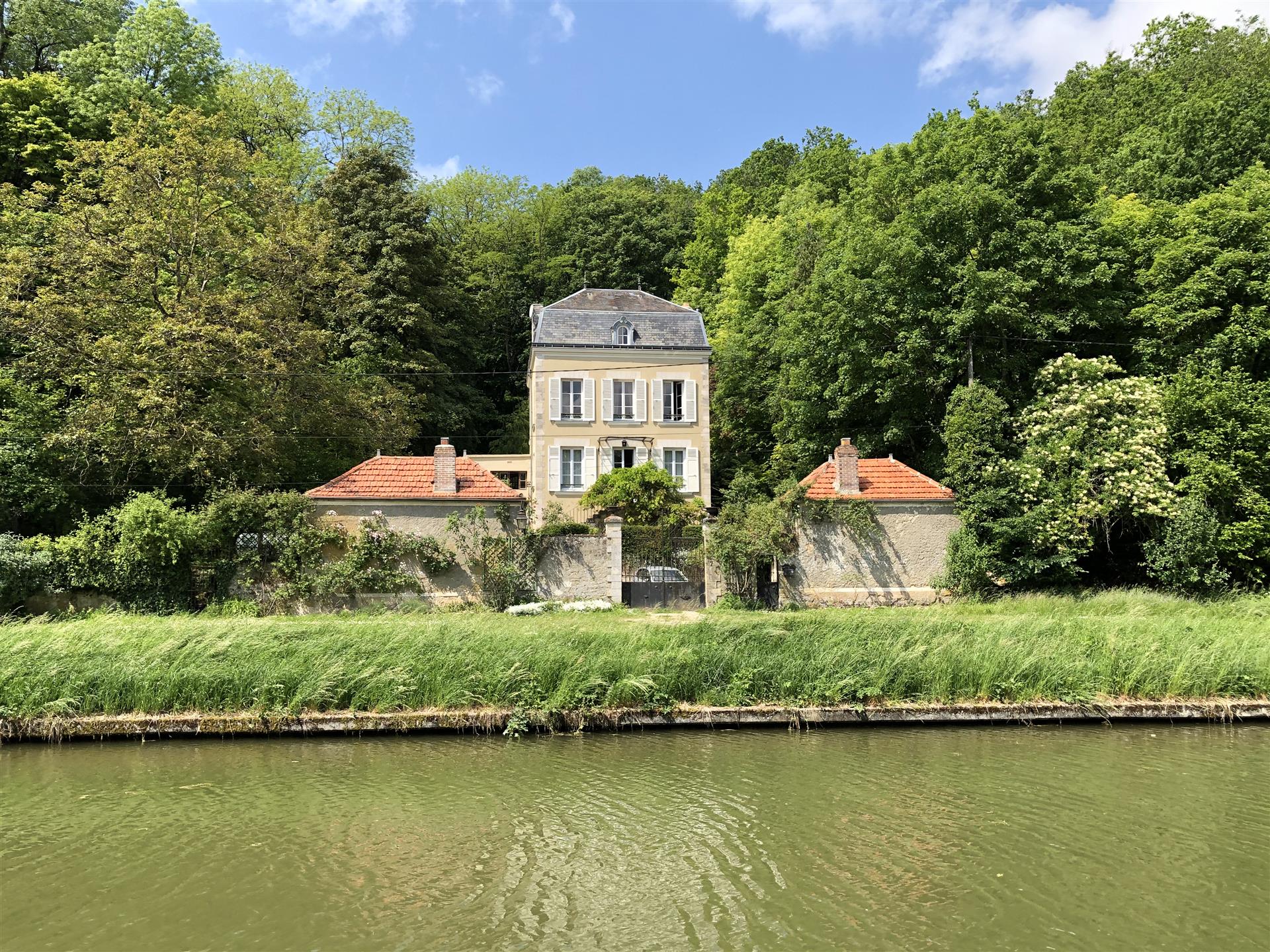 Charming house overlooking canal