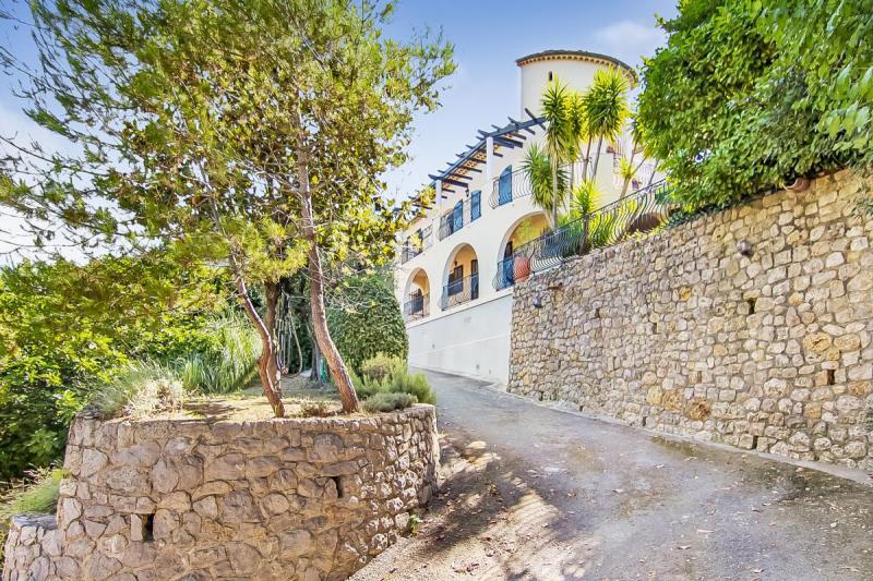 Arhitektonska vila Hispano Moorish stil, bazen i uređeni vrt, panoramski pogled 