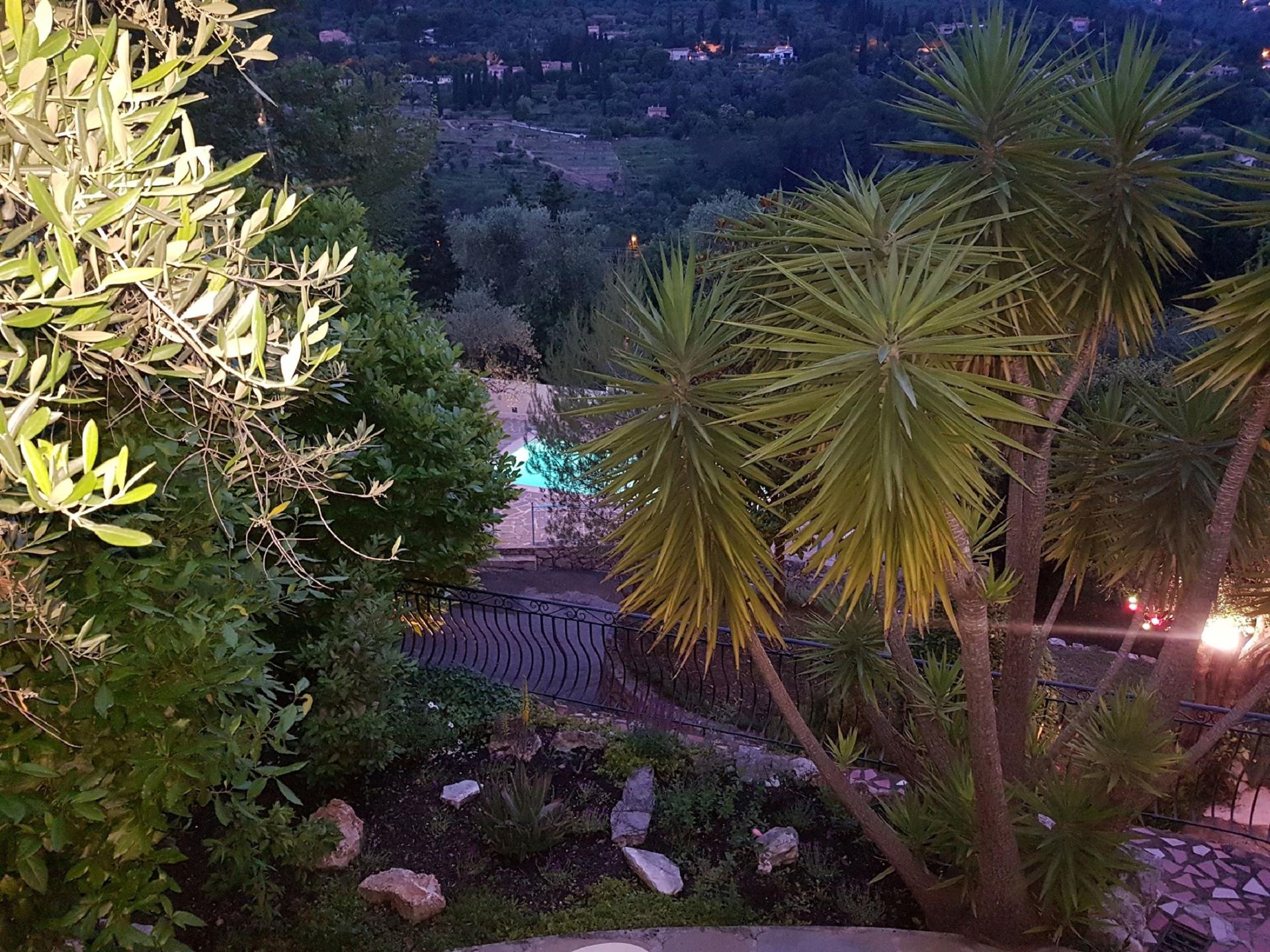 Arhitektonska vila Hispano Moorish stil, bazen i uređeni vrt, panoramski pogled 