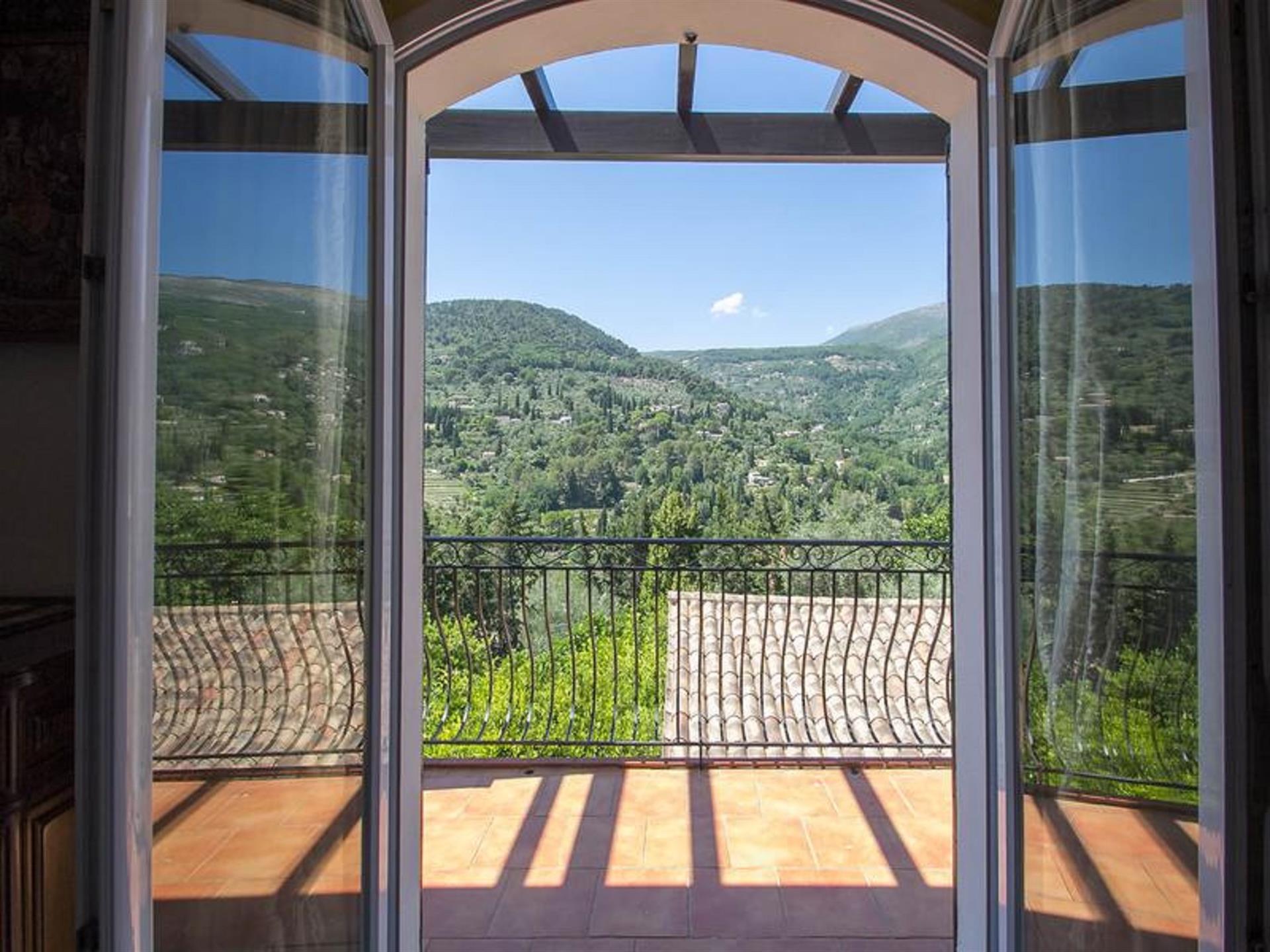 Arhitektonska vila Hispano Moorish stil, bazen i uređeni vrt, panoramski pogled 