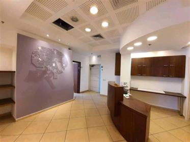 Olika renoverade kontor att hyra, modern byggnad, i Petah Tikva