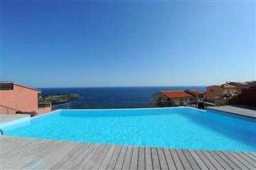 Apartamento con piscina con vistas al mar