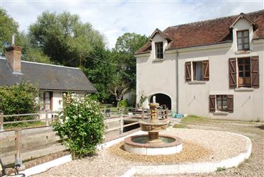 Историческая переоборудованная водяная мельница, расположенная на 2,5 гектарах природных садов