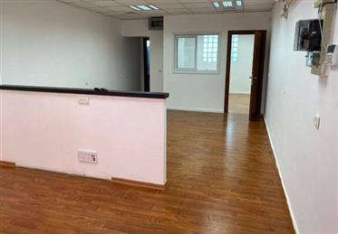 Γραφείο προς ενοικίαση, διάσημο επιχειρηματικό κέντρο, σε Kfar Saba