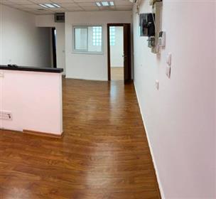 Офис под наем, престижен бизнес център, в Кфар Саба