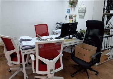 Оборудованный офис для аренды / продажи, Высококачественный ремонт, в Модиинь