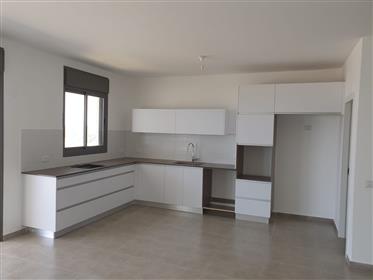 Nowy piękny apartament z 5 sypialniami nad morzem w Achziwie