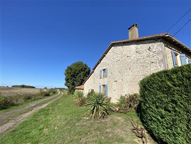 Charmantes Steinhaus am Ende eines ruhigen Weilers im Norden der Charente