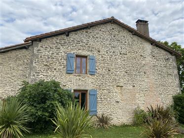 Affascinante casa in pietra alla fine di un tranquillo borgo nel nord della Charente