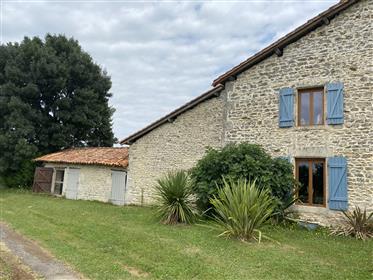 Affascinante casa in pietra alla fine di un tranquillo borgo nel nord della Charente
