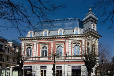 Luxe aristocratisch gebouw in het hart van Varna