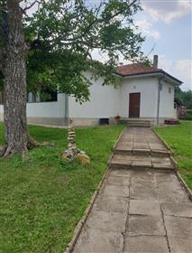 Hus i en by nära Varna-Bulgarien 